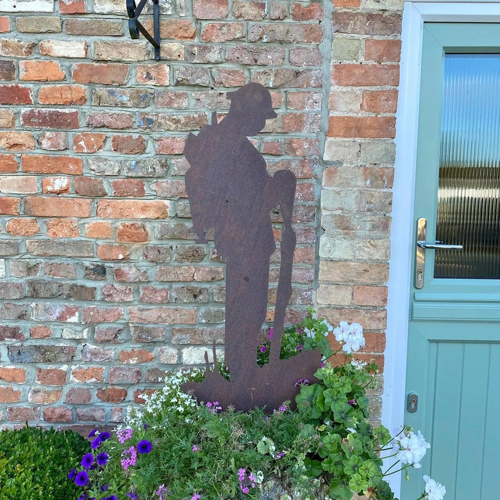 Rusty Metal Lest We Forget Soldier Decoration Statue, Remembrance Feature