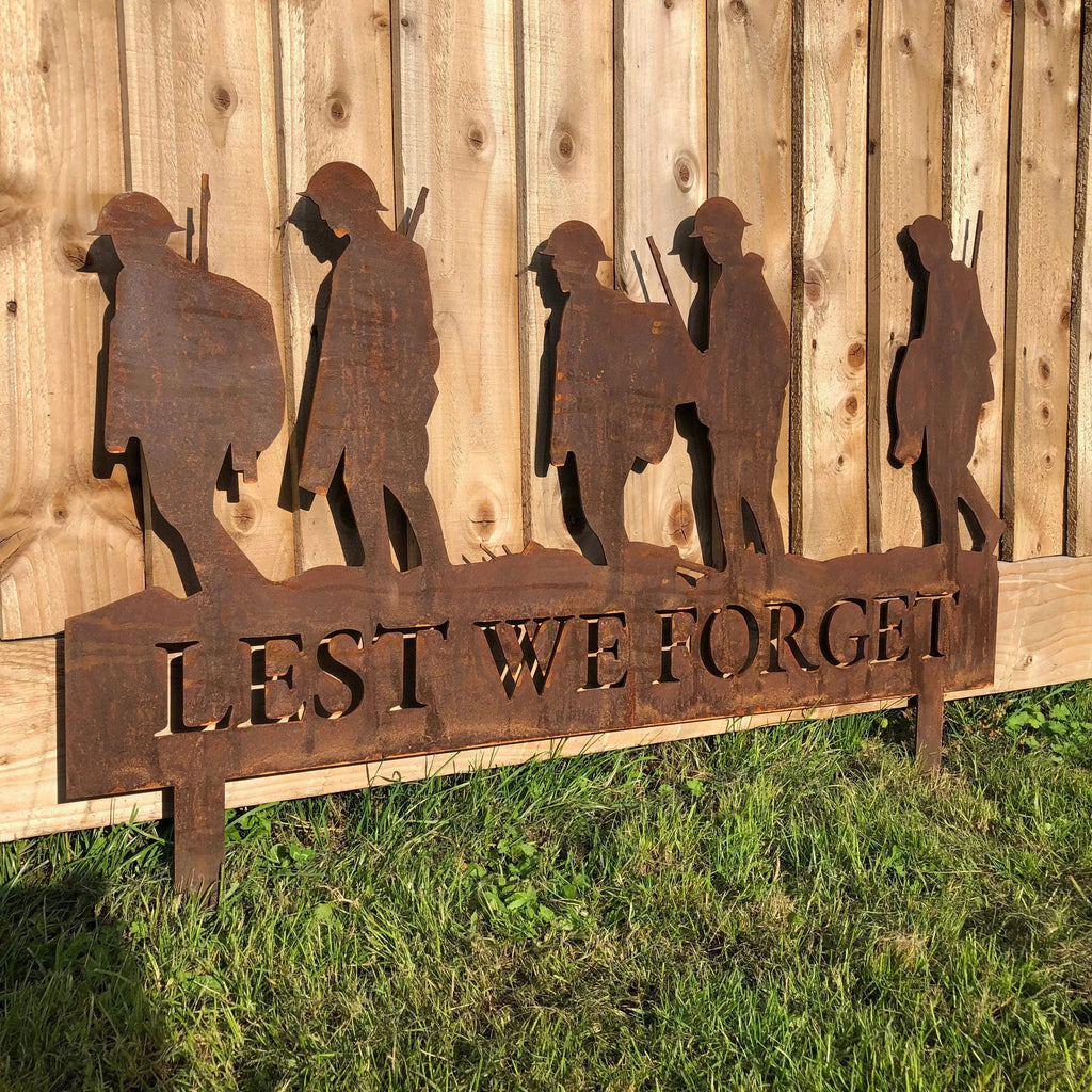 Large Rusty Metal Lest We Forget Soldier Sign Scene Garden Decoration